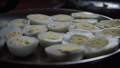 Receta-De-Bomba-De-Huevo-Huevo-Cocido-Medio-Cortado-En-Un-Plato-Huevos-Rellenos