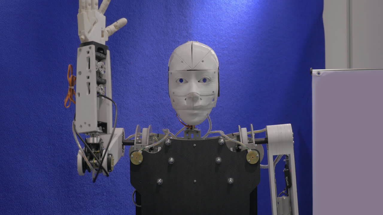 robot che saluta con la mano che agita