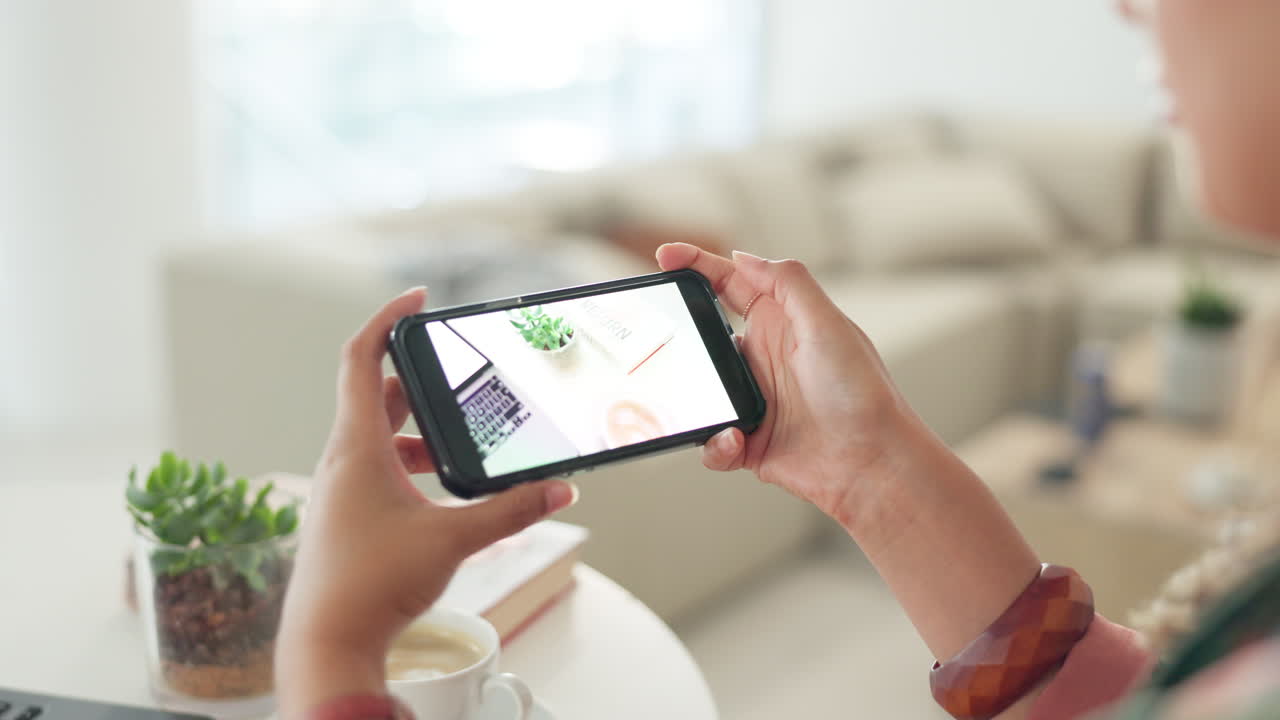 teléfono, foto y mujer en la oficina con café