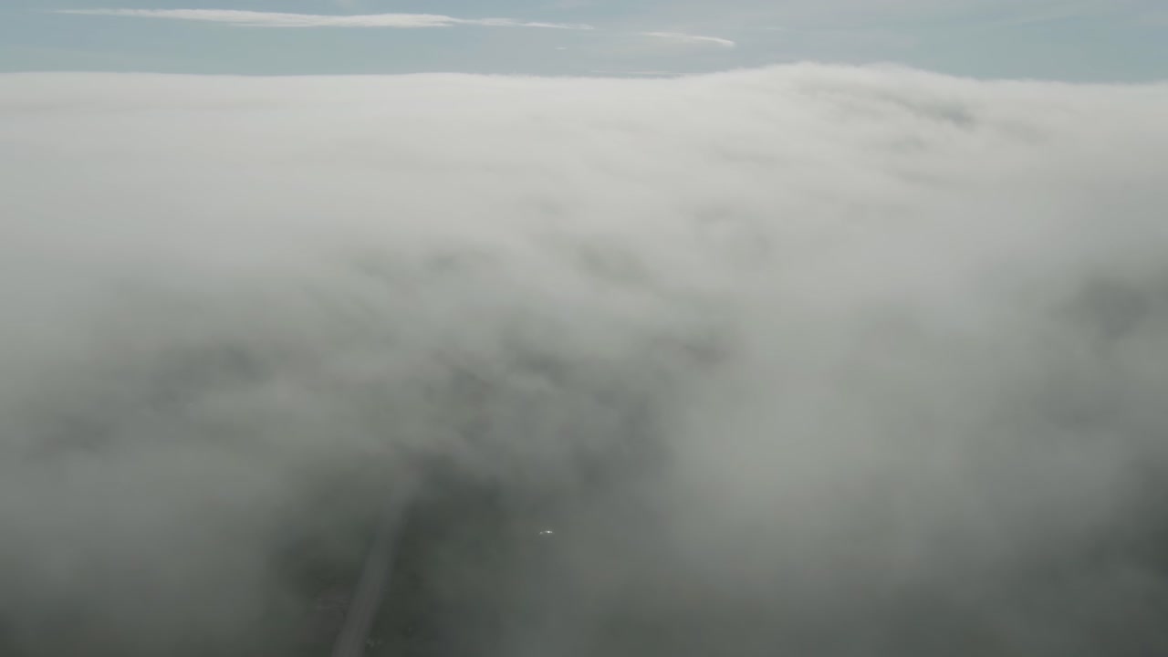 magdalen 섬의 회색 구름 위의 푸른 하늘의 공중 기울기 공개 샷