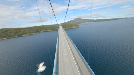 Vuelo-Cinematográfico-Fpv-Que-Muestra-La-Conducción-De-Automóviles-En-Un-Puente-Colgante-En-Noruega-Durante-Un-Día-Soleado---Vuelo-Dinámico-épico-Sobre-El-Puente-Bomla