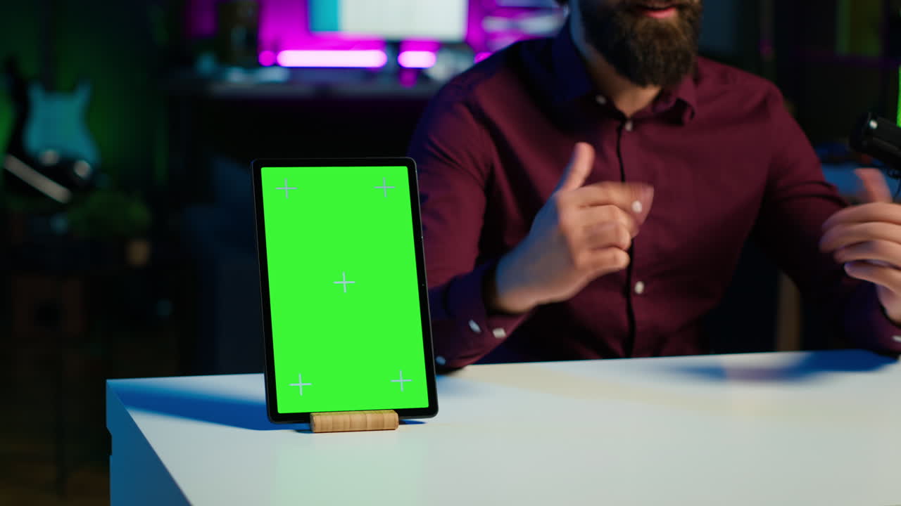 happy influencer en el estudio de filmación de la tableta chroma key