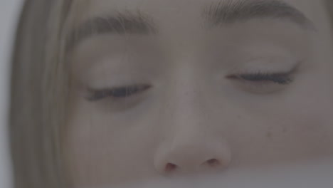 primer plano de la cara de una mujer joven