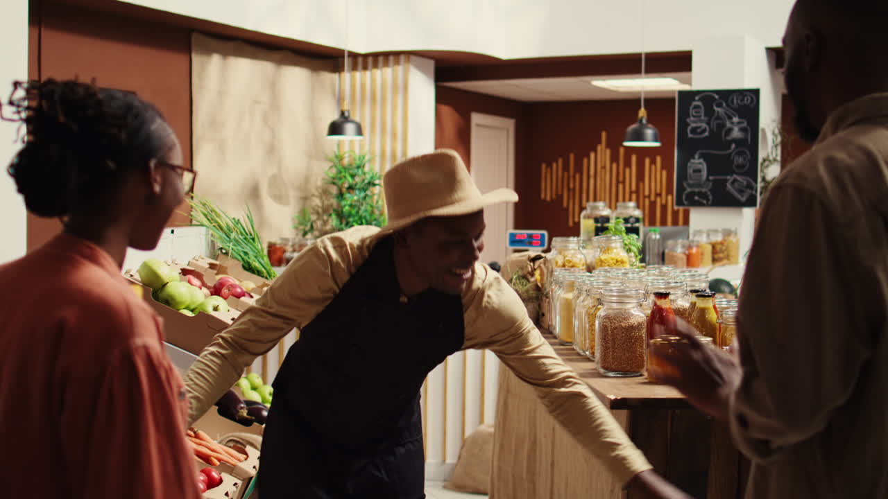 지역 상인이 식료품 가게 문을 열고 고객을 환영합니다.