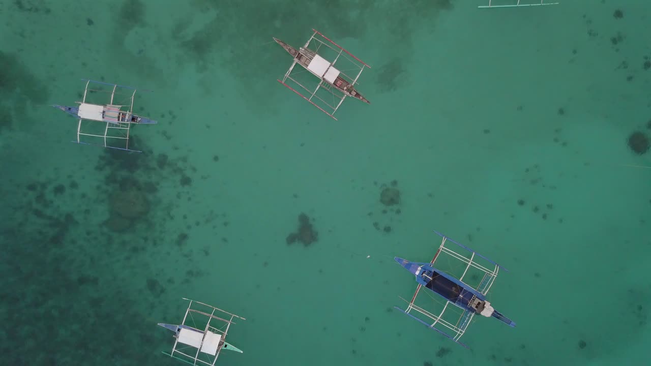 보라카이, 많은 보트가 커를 고 있습니다. 푸른 푸른 물에, 산호가 보입니다. 공중에서 천천히 상승하고 있습니다.