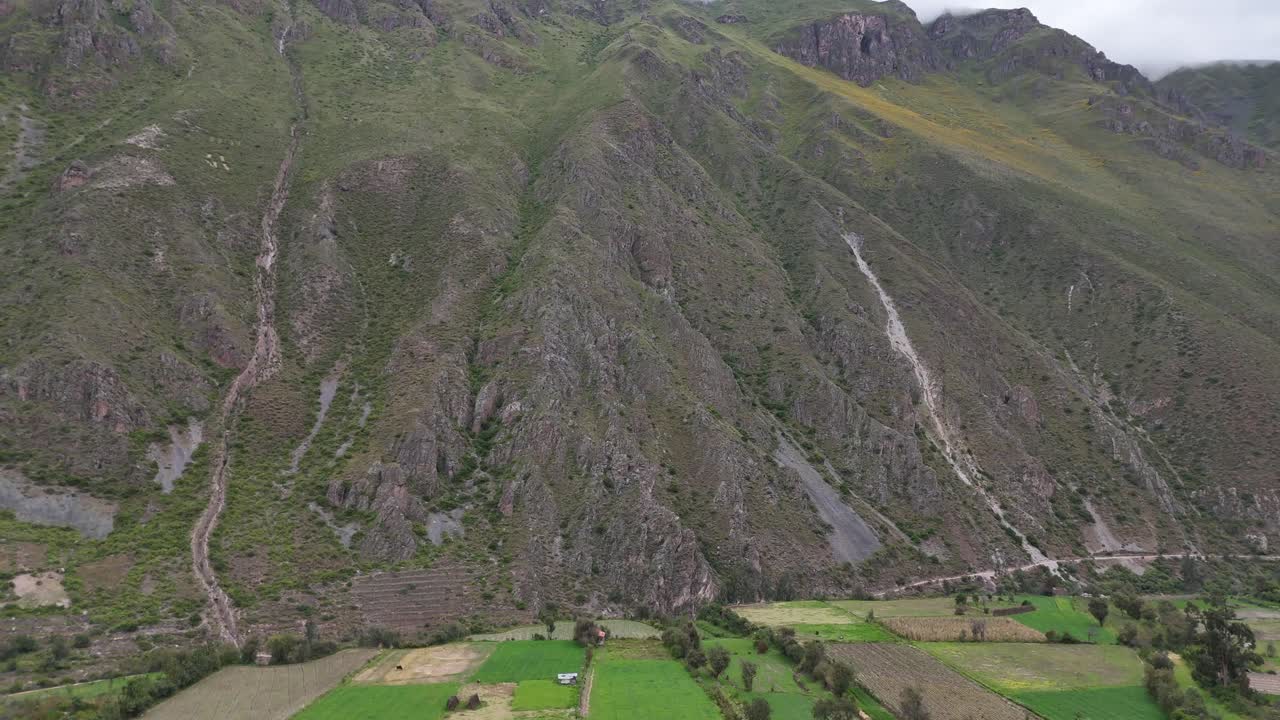 vista aérea de drones de la ciudad inca de ollantaytambo en las montañas de perú y las ruinas incas