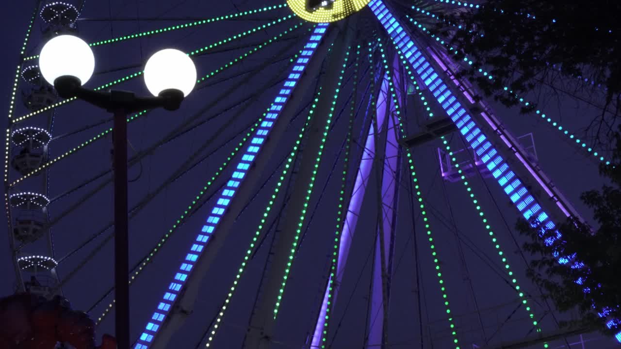 저녁에 놀이 공원. 파리스 의 밝은 다채로운 불빛.