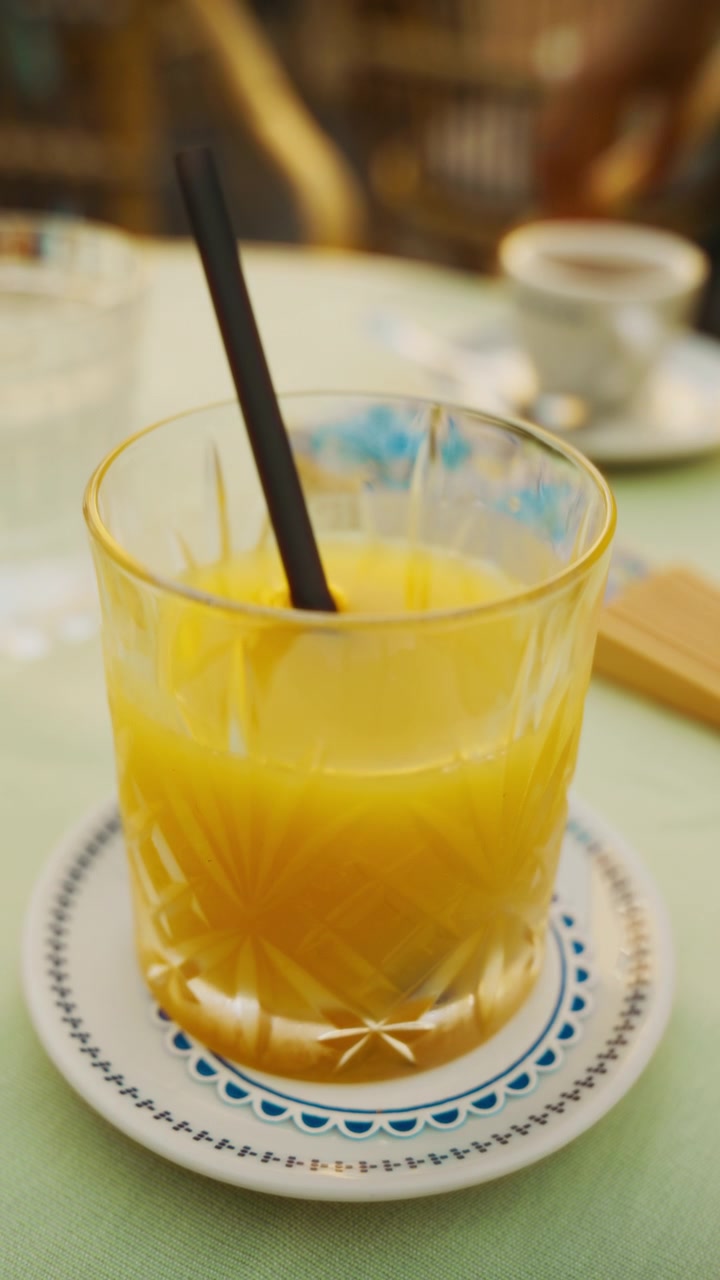 Succo d'ananas in un bicchiere in un bar di lusso sull'isola di Capri, Italia