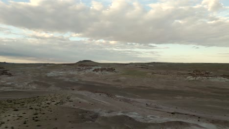 Un-Desierto-árido-Al-Atardecer---Avance-Aéreo