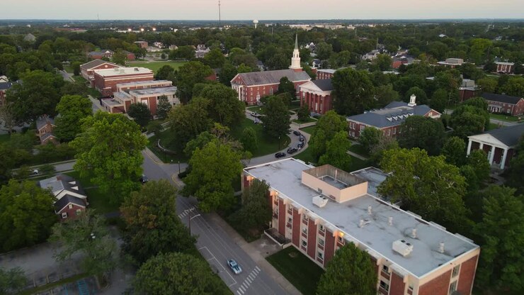 Campus del Georgetown College a Georgetown, Kentucky, USA, in ripresa aerea frontale.