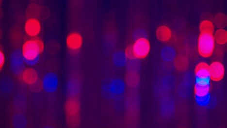 disparo de primer plano desfocado de una cortina de oropel brillante en un club nocturno o discoteca 2