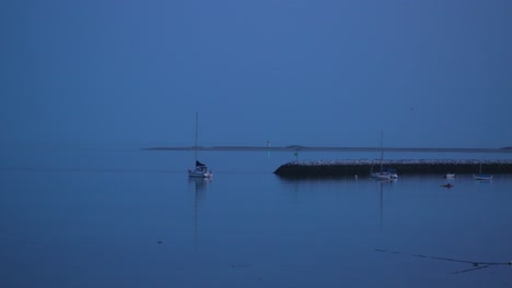 Punta-De-Cabo-Cod-Estación-De-Luz-De-Punto-Largo-Y-Vía-Fluvial-Durante-La-Noche