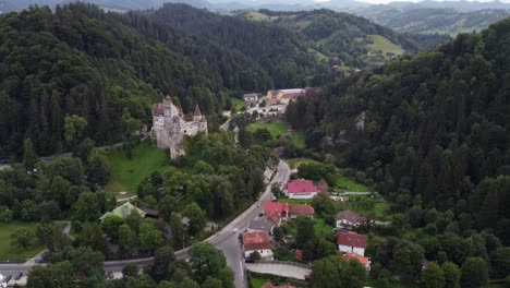 vista panorámica aérea del castillo de drácula, un punto de referencia representativo de rumania en transilvania