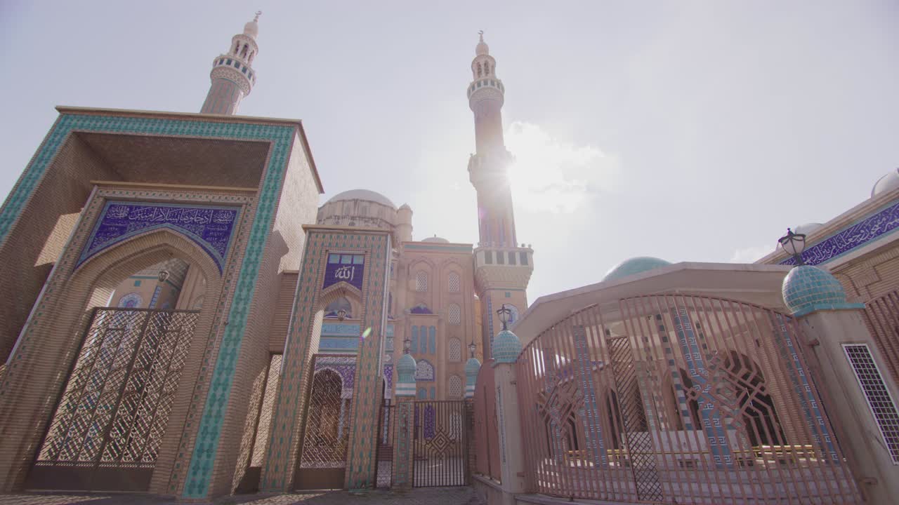 la hermosa mezquita de jalil khayat con llamarada de lente en erbil, iraq