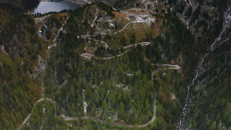 vista aérea de la épica carretera sinuosa en passo dello stelvio, alto adige, italia