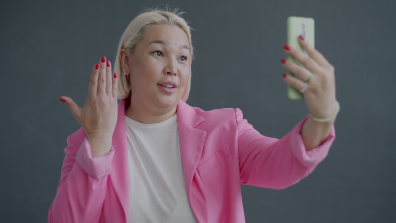 mujer hablando por video