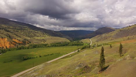 Die-Grüne-Oase-Des-Cariboo-Highway:-Ein-Blick-Auf-Clinton,-BC