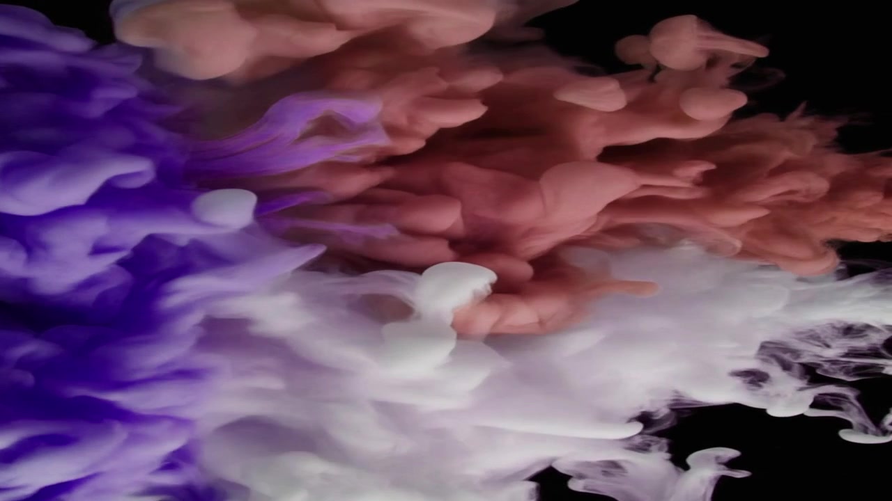 Vortici astratti di inchiostro viola, bianco e color pesca nell'acqua