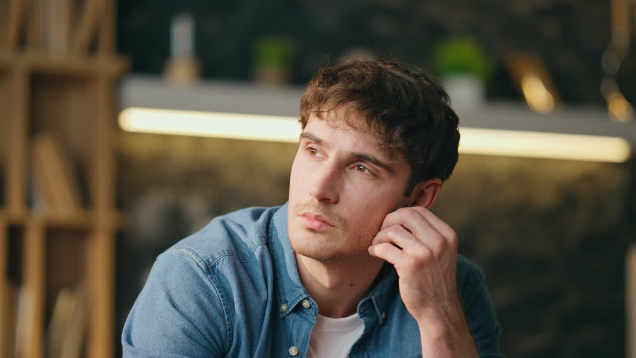 trabajador independiente sin motivación sentado en casa mirando a la distancia de cerca. trabajador cansado