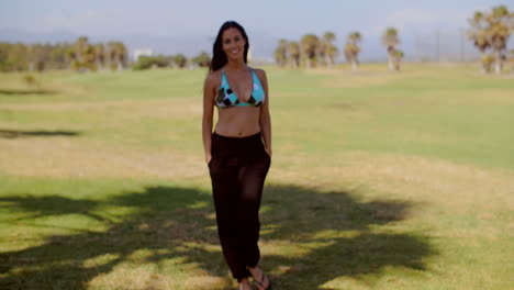 Nachdenkliche-Frau-In-Strandkleidung-An-Der-Graslandschaft