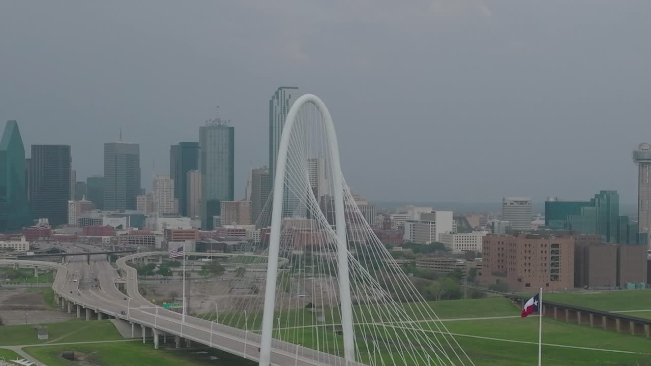 Vista aerea del centro di Dallas con il Margaret Hunt Hill Bridge