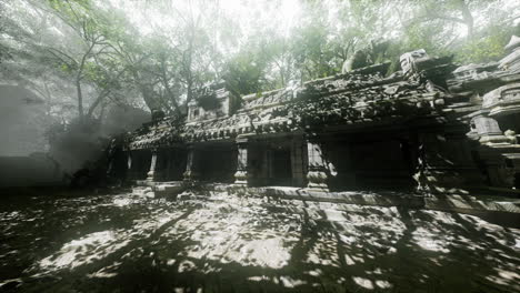 ruinas de antiguos templos camboyanos rodeados de exuberante vegetación y sombras.