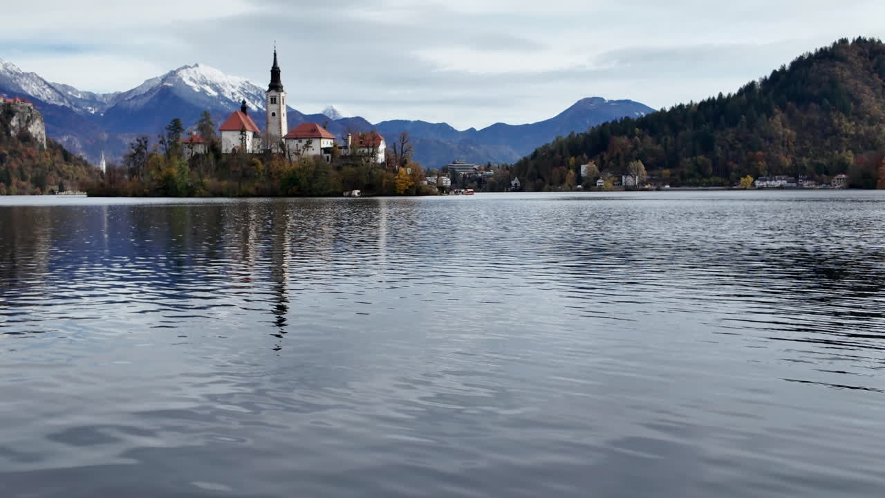 Movimento della telecamera che rivela la Chiesa del pellegrinaggio dell'Assunzione di Maria in Slovenia