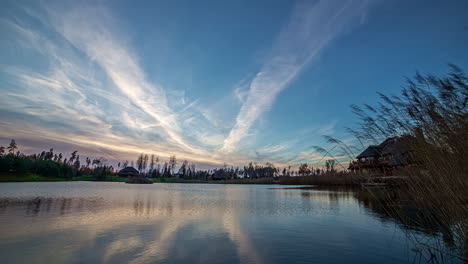 nubes en movimiento con reflejo en el lago de agua lapso de tiempo 4k