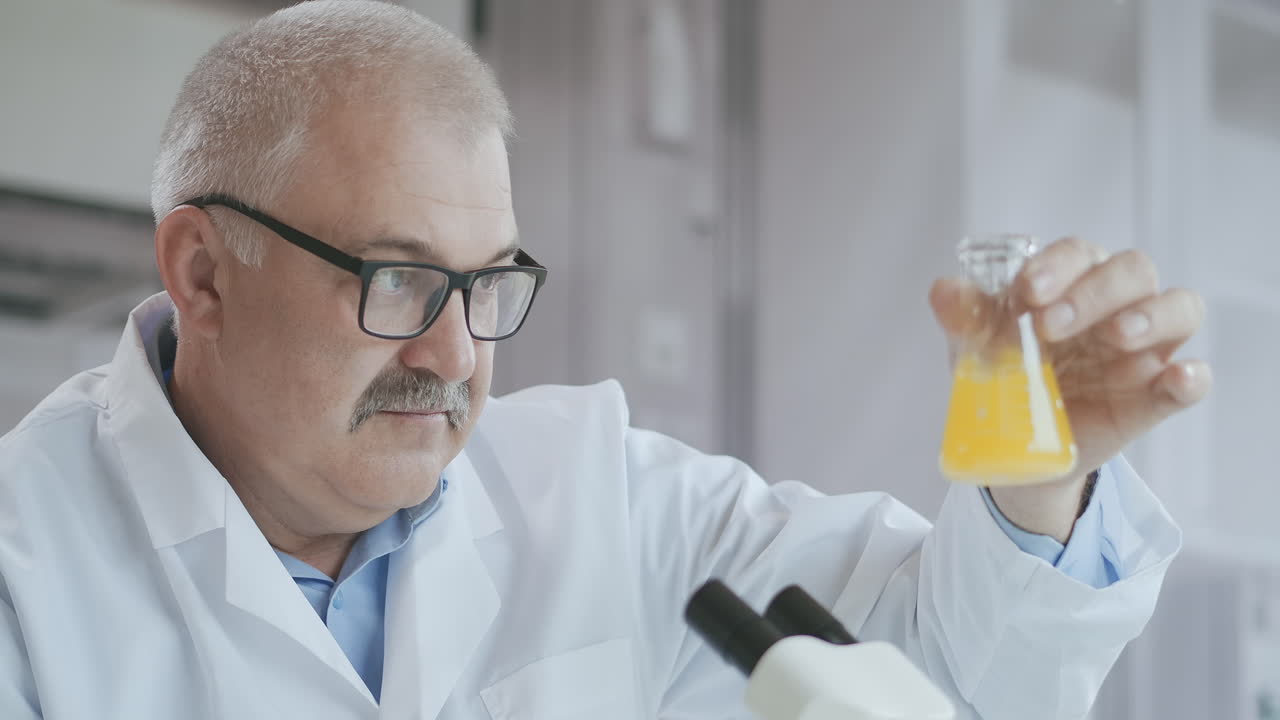 los científicos prueban para covid-19 o el virus corona utilizando tubos científicos para investigar y tratar enfermedades en un laboratorio u hospital. conceptos de tratamiento médico. imágenes de alta calidad 4k