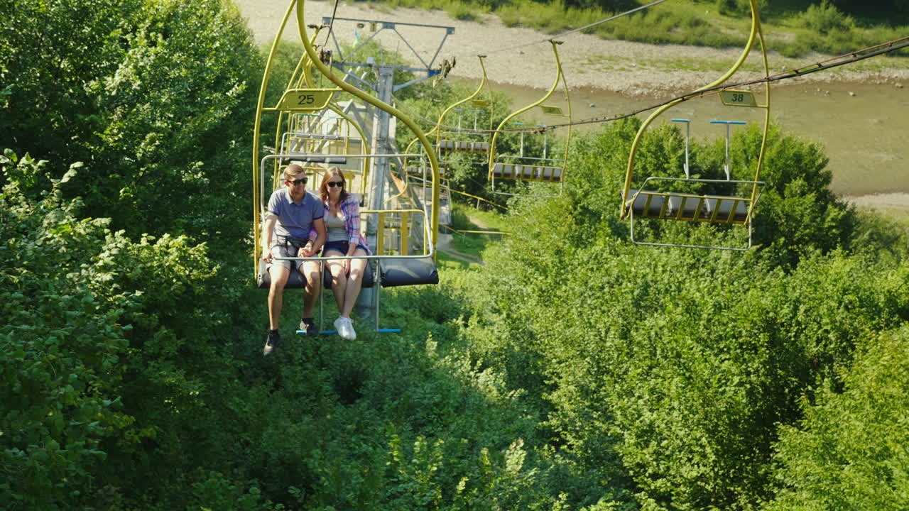 счастливая молодая пара катается на подъемнике фотография пейзажи отдых в горах в сумах