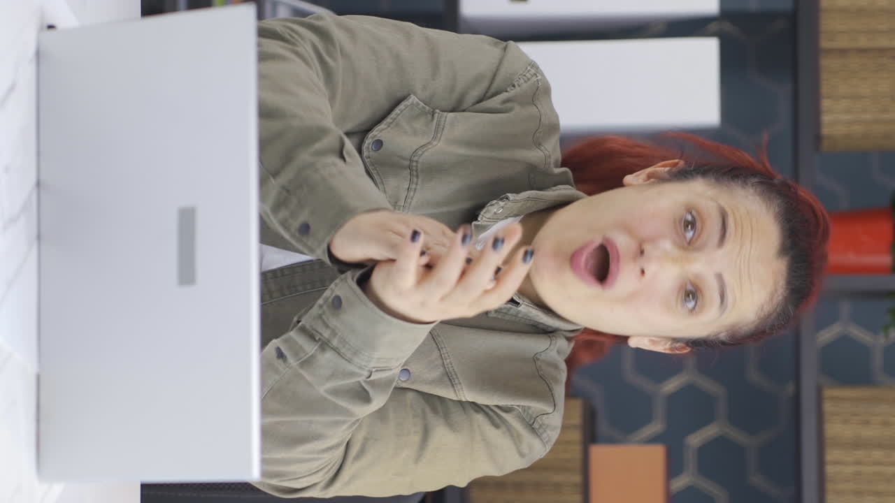 video vertical de una mujer de negocios excitada aplaudiendo a la cámara.