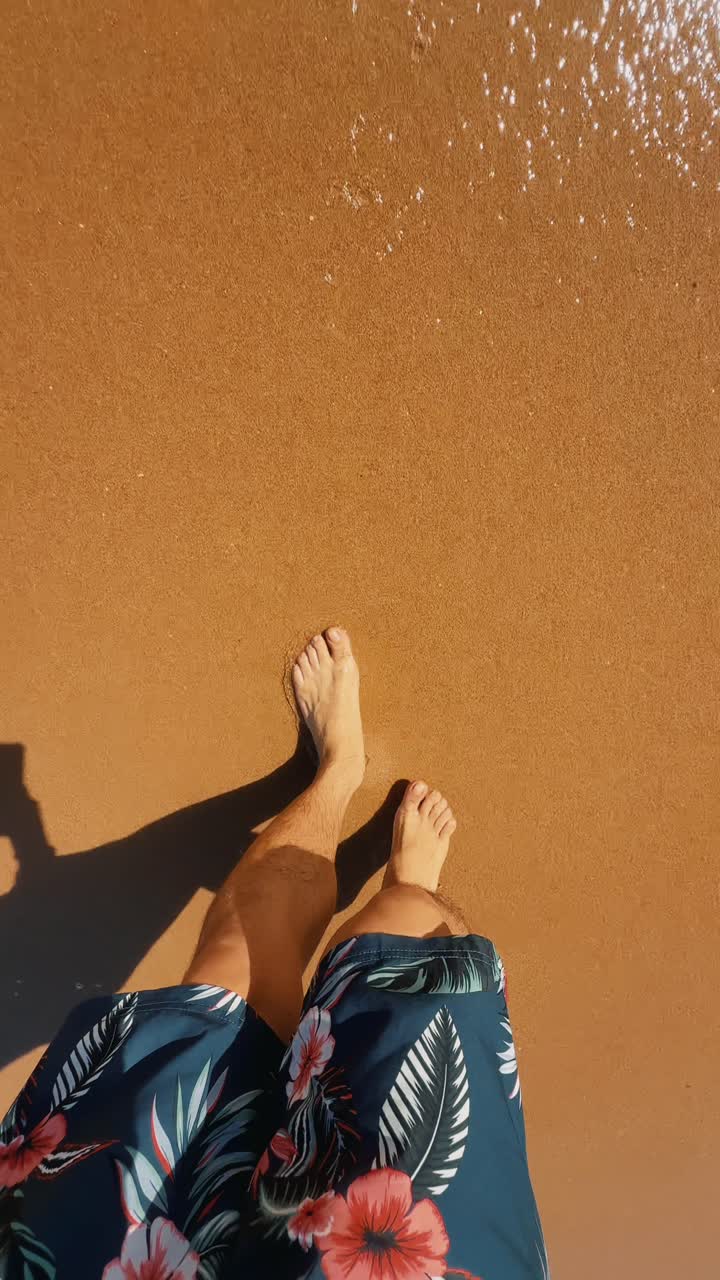 persona caminando en la playa