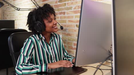 mujer trabajando en una computadora en una oficina