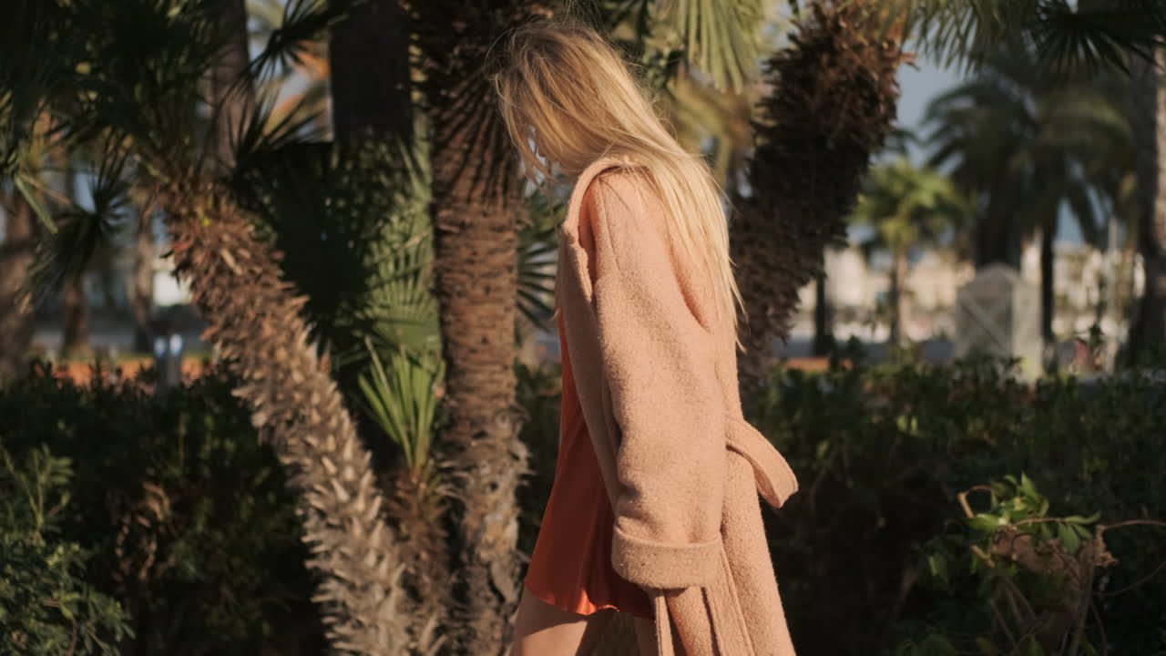 молодая женщина гуляет на открытом воздухе.