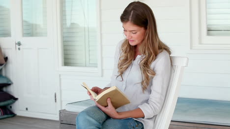 mujer leyendo un libro felizmente