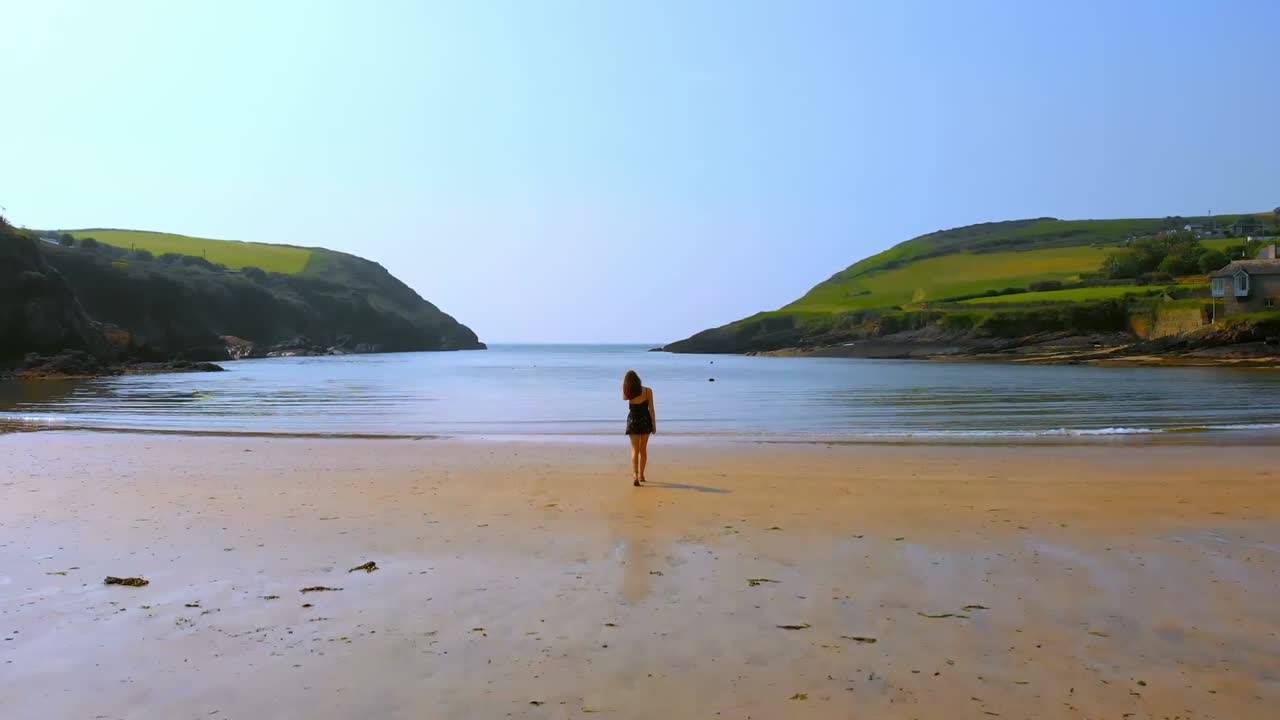 바람이 불는 날 해변에서  ⁇ 고 있는 여자 4k