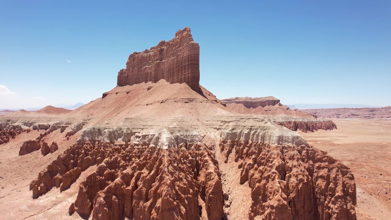 Drone che vola lateralmente intorno a Factory Butte nello Utah, USA in 4K
