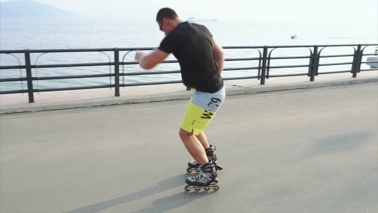 hombre patinando en el mar