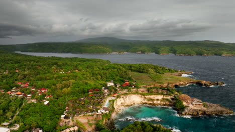 Vista-Aérea-Panorámica-De-Gran-Angular,-Laguna-Azul-Nusa-Ceningan,-Lembongan