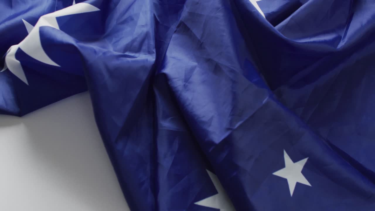 Video di una bandiera sgualcita dell'Australia adagiata su uno sfondo bianco