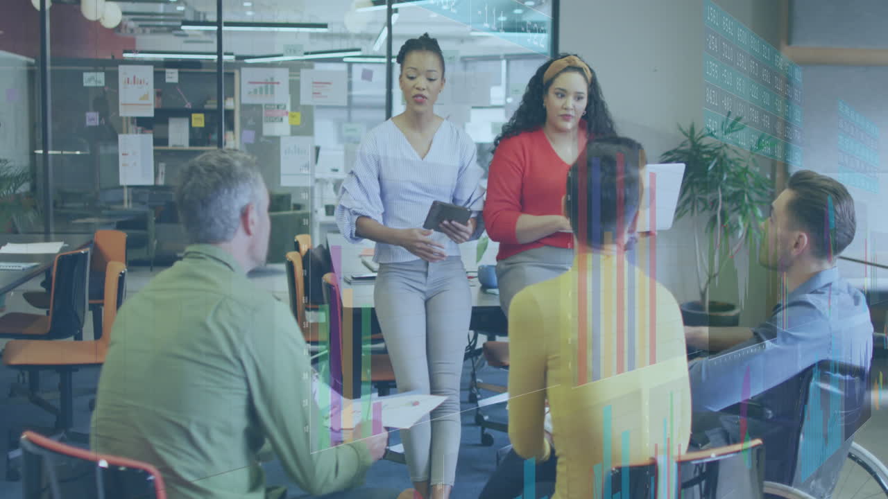 animación de gráficos multicolores sobre mujeres diversas compartiendo ideas con compañeros de trabajo en la oficina