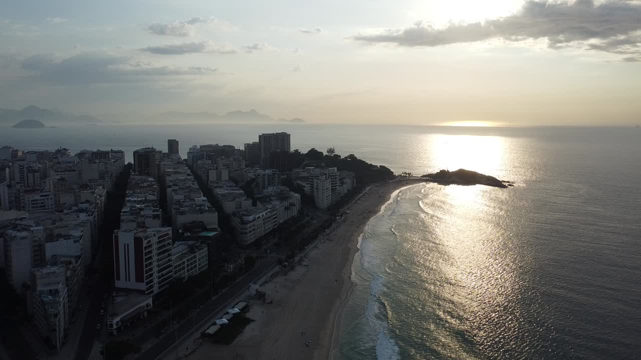 Un angolo di spiaggia a Rio de Janeiro al tramonto