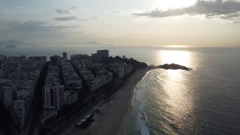 Un-Rincón-De-Playa-De-Río-De-Janeiro-Junto-Al-Atardecer.