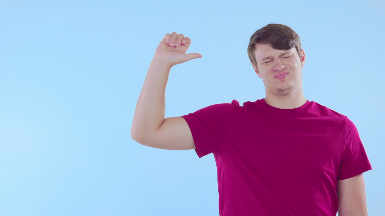 얼굴, 엄지손가락을 내려놓고 스튜디오에 있는 남자