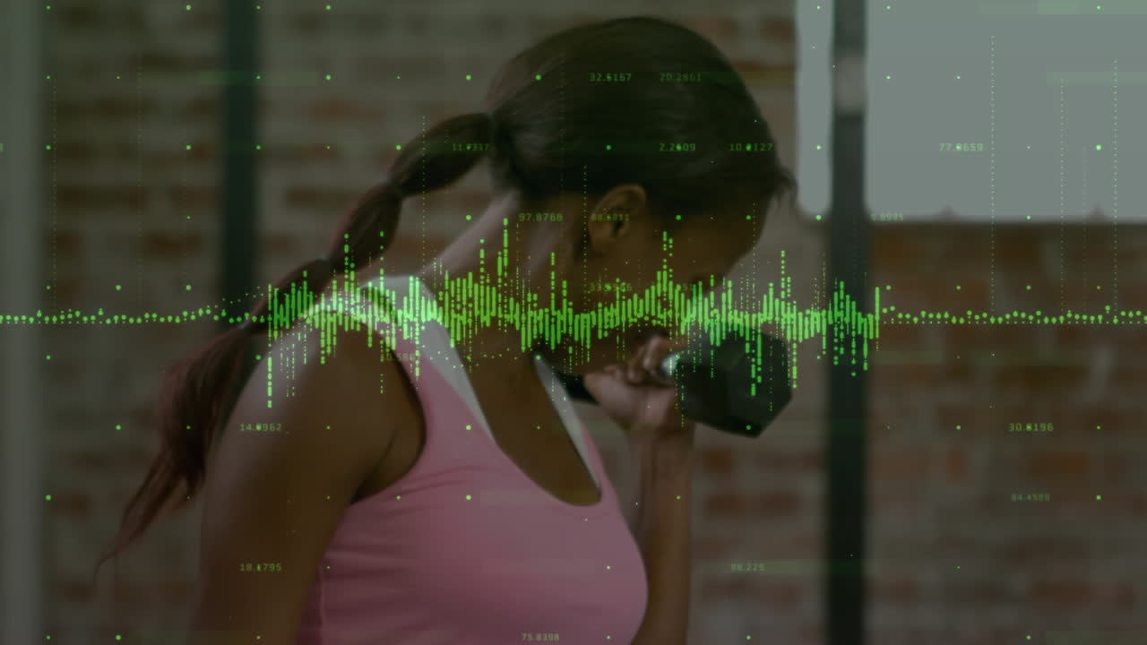 animación de procesamiento de datos financieros sobre mujer afroamericana levantando pesas