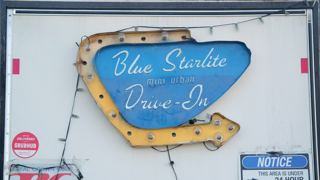 드라이브 인에서 듀얼 마이크 스탠드