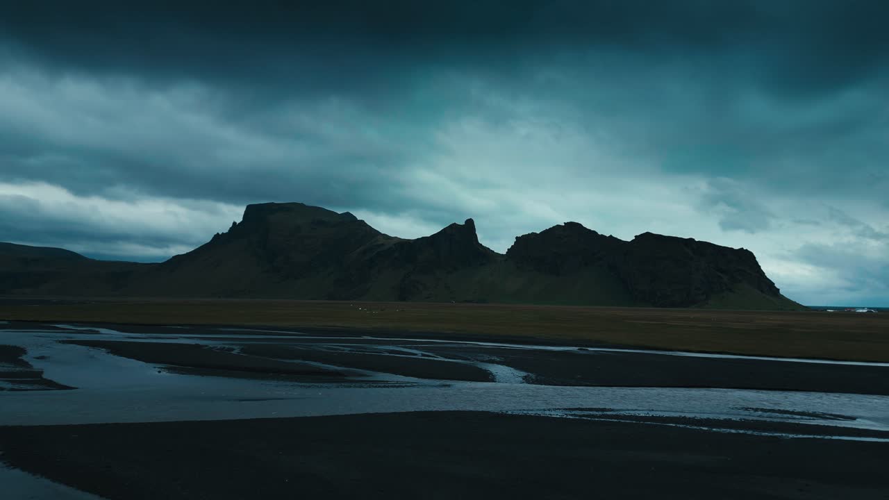 increíble disparo aéreo de avión no tripulado hacia acantilados montañosos sobre varios ríos serpenteantes