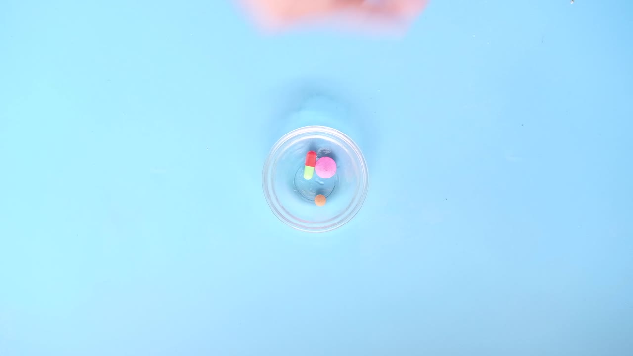 투명한 그에 다양한 약을 넣습니다.