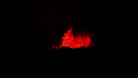 erupción volcánica explosiva con magma fundido por la noche