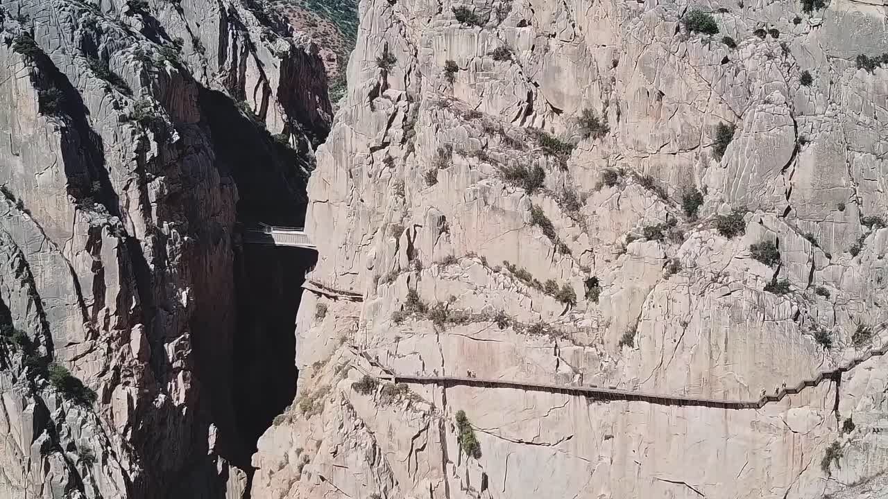 Utforsk klippene og canyonene i Málaga, Spania om dagen